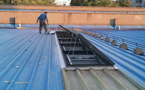 某区域性物流仓储中心泾阳排烟窗系统安装项目